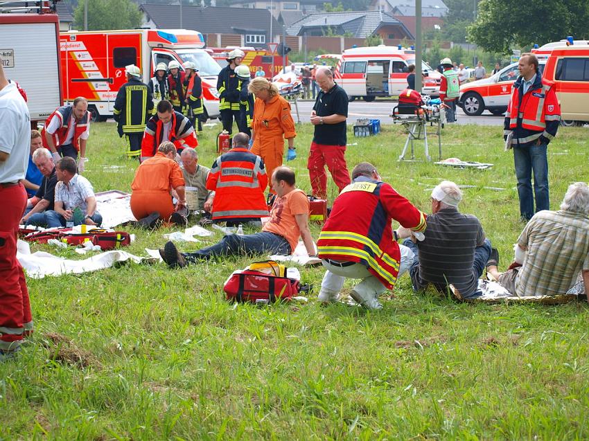 Schwerer Unfall mit Reisebus Lohmar Donrather Dreieck P050.JPG